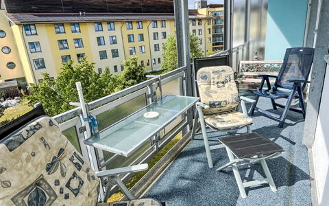 Karsten: Bâtiment, Propriété, Fenêtre, Table, Ciel, Design Urbain, Mobilier De Jardin, Canapé, Chaise, Nuage