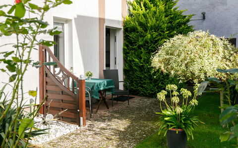Tauber: Plante, Bâtiment, Escaliers, Ombre, Herbe, Maison, Arbre, Chaise, Paysage, Chalet