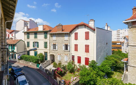 Maison Simonne: L'Eau, Plante, Propriété, Bâtiment, Piscine, Bleu Azur, Fenêtre, Architecture, Loisir, Zone Résidentielle