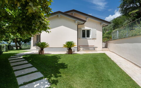 Luxury Green Marignana Villa, Versilia, Pool, Ac,: Plante, Bâtiment, Propriété, Ciel, Arbre, Lot Terre, Nuage, Maison, Fenêtre, Chalet