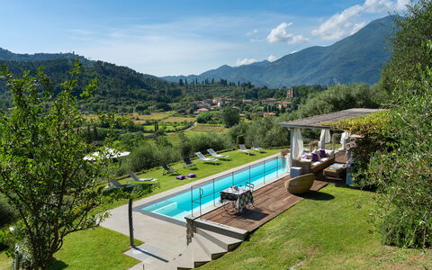 Luxury Green Marignana Villa, Versilia, Pool, Ac,: Plante, Nuage, L'Eau, Montagne, Ciel, Piscine, Paysage Naturel, Arbre, Mobilier De Jardin, Herbe