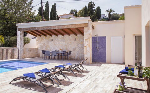 Casa Baruffa: Fleur, Plante, Meubles, Propriété, Fenêtre, Bâtiment, Vert, Chaise, Table, Ciel