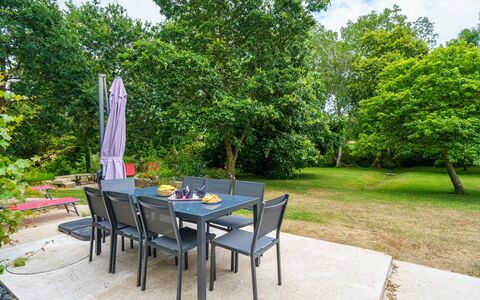 La Torche: Fleur, Plante, Meubles, Propriété, Fenêtre, Bâtiment, Vert, Chaise, Table, Ciel