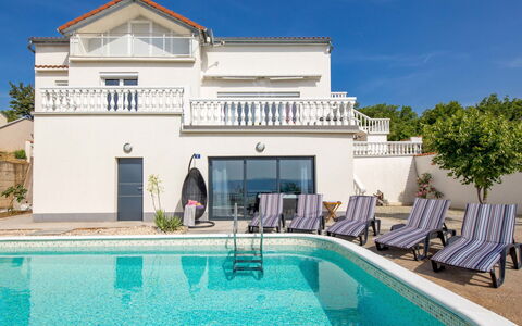 Villa Sunset View: Fleur, Plante, Meubles, Propriété, Fenêtre, Bâtiment, Vert, Chaise, Table, Ciel