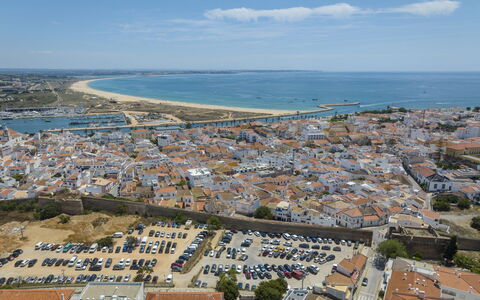 Dona Meia Praia: Fleur, Plante, Meubles, Propriété, Fenêtre, Bâtiment, Vert, Chaise, Table, Ciel
