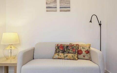Dona Meia Praia: Meubles, Plante, Canapé, Rectangle, Bâtiment, Bois, Design Intérieur, Jaune, Sol, Mur