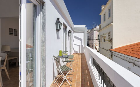 Dona Meia Praia: Fleur, Plante, Meubles, Propriété, Fenêtre, Bâtiment, Vert, Chaise, Table, Ciel
