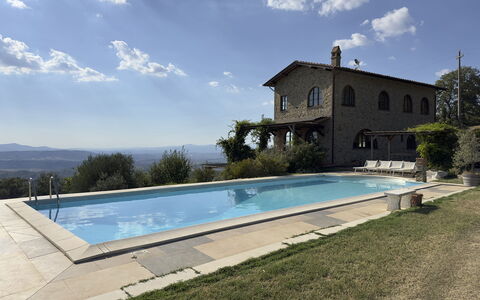Villa Monticello: Nuage, L'Eau, Plante, Ciel, Bâtiment, Piscine, Arbre, Maison, Ombre, Rectangle