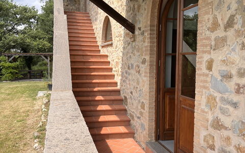 Villa Monticello: Propriété, Plante, Bois, Bâtiment, Ciel, Ombre, Brickwork, Brique, Escaliers