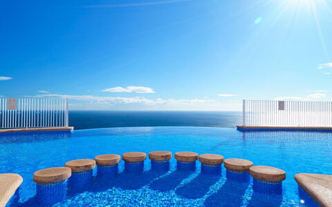 Las Brisas: L'Eau, Table, Ciel, Nuage, Meubles, Plante, Propriété, Chaise, Bleu Azur, Tableau De Plein Air