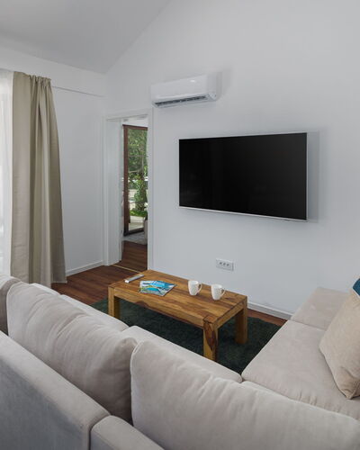 Luxury Bay Villa with Private Hot Tub 313.3