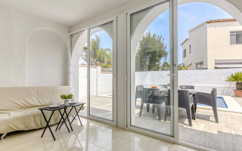 Luna: Propriété, Plante, Meubles, Fenêtre, Bâtiment, Design Intérieur, Table, Ombre, Bois, Chaise
