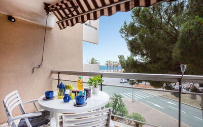 Cagnes-Sur-Mer 177: Nuage, Ciel, Jour, Propriété, L'Eau, Bâtiment, Plante, Bleu Azur, Design Urbain, Espace Public