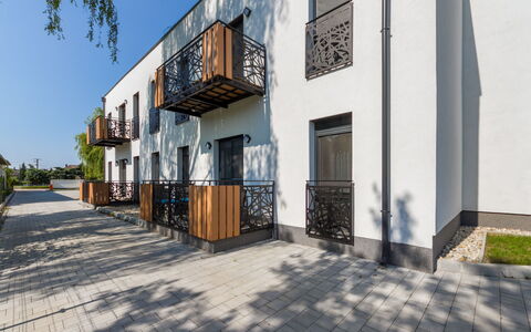 Anastasia: Nuage, Ciel, Jour, Propriété, L'Eau, Bâtiment, Plante, Bleu Azur, Design Urbain, Espace Public