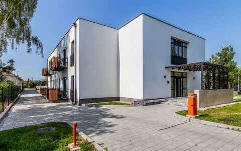 Anastasia: Nuage, Ciel, Jour, Propriété, L'Eau, Bâtiment, Plante, Bleu Azur, Design Urbain, Espace Public