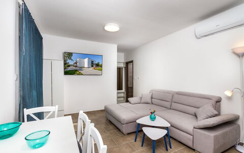 Anastasia: Nuage, Ciel, Jour, Propriété, L'Eau, Bâtiment, Plante, Bleu Azur, Design Urbain, Espace Public