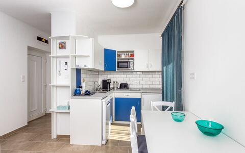 Anastasia: Nuage, Ciel, Jour, Propriété, L'Eau, Bâtiment, Plante, Bleu Azur, Design Urbain, Espace Public