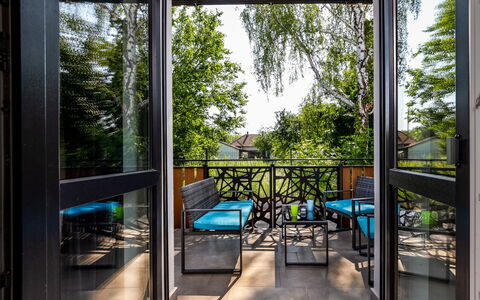 Anastasia: Nuage, Ciel, Jour, Propriété, L'Eau, Bâtiment, Plante, Bleu Azur, Design Urbain, Espace Public