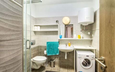 Anastasia: Nuage, Ciel, Jour, Propriété, L'Eau, Bâtiment, Plante, Bleu Azur, Design Urbain, Espace Public