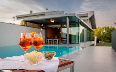 Villa Dalia Venezia: Nuage, Ciel, Table, Propriété, Meubles, Vaisselle, Aliments, Verres À Pied, Verre De Vin