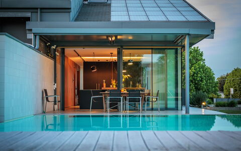 Villa Dalia Venezia: L'Eau, Lumière, Ciel, Plante, Piscine, Chaise, Ombre, Mobilier De Jardin, Porte, Maison