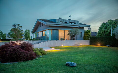 Villa Dalia Venezia: Ciel, Plante, Propriété, Nuage, Bâtiment, Arbre, Maison, Herbe, Fenêtre, Lot Terre