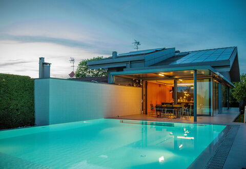 Villa Dalia Venezia: L'Eau, Ciel, Propriété, Plante, Piscine, Bleu Azur, Nuage, Ombre, Bâtiment, Mobilier De Jardin