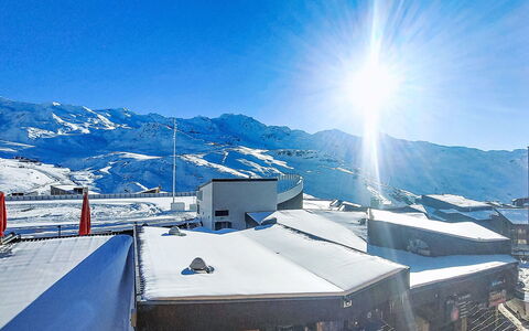 Val Thorens 540: Façade, Porte, Domicile, Toit, Composite, Mobilier De Jardin, Ombre, Biens, Porche, Chaise