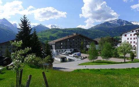 Disentis 105: Nuage, Ciel, Plante, Montagne, Bâtiment, Propriété, Vert, Environnement Naturel, Paysage Naturel, Arbre