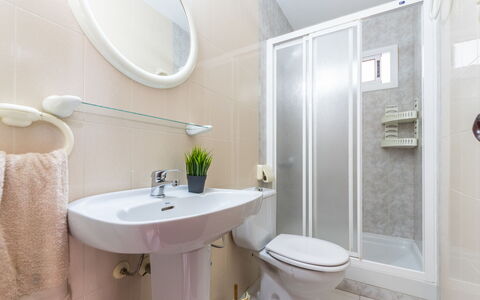 Llimona: Miroir, Robinet, Luminaire Plomberie, Propriété, Lavabo, Évier, Plante, Violet, Produit, Salle De Bains