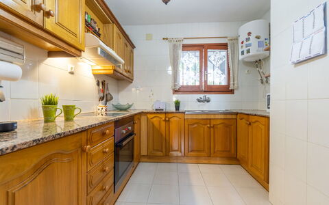 Llimona: Cabinetry, Propriété, Comptoir, Fenêtre, Bois, Evier, Éclairage, Évier, Design Intérieur, Cuisine