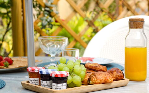 Jardin Secret: Aliments, Vaisselle, Ingrédient, Table, Bouteille, Aliments Naturels, Cuisine, Serveware