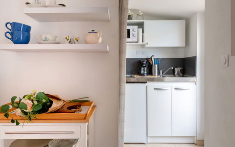 Jardin Secret: Propriété, Cabinetry, Design Intérieur, Rayonnage, Étagère, Mur, Matériel De La Propriété, Appareil De Cuisine, Bois, Cuisine