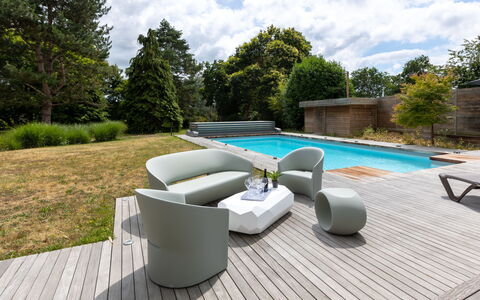 La Gentilhommière: Nuage, Meubles, Plante, Propriété, Ciel, Arbre, Mobilier De Jardin, Ombre, Confort