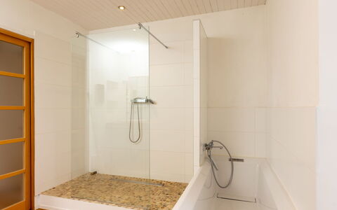 La Gentilhommière: Douche, Salle De Bains, Design Intérieur, Luminaire Plomberie, Sol, Sol, Mur, Bois, Composite