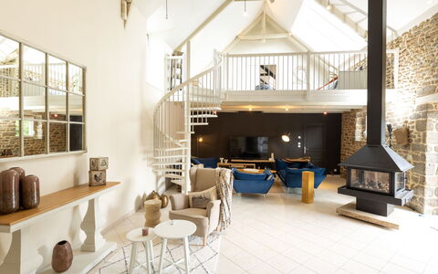 La Gentilhommière: Bâtiment, Fenêtre, Salon, Chaise, Étagère, Immobilier, Plafond, Sol, Bois, Ombre