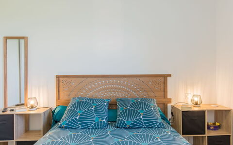 Kervennou: Meubles, Confort, Bleu Azur, Bois, Oreiller, Table, Design Intérieur, Cadre De Lit, Bâtiment, Lit