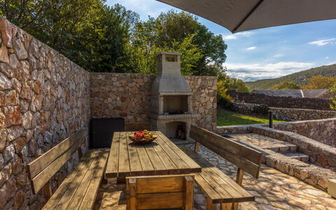 Lukata: Table, Ciel, Propriété, Meubles, Bâtiment, Plante, La Nature, Arbre, Bois, Architecture