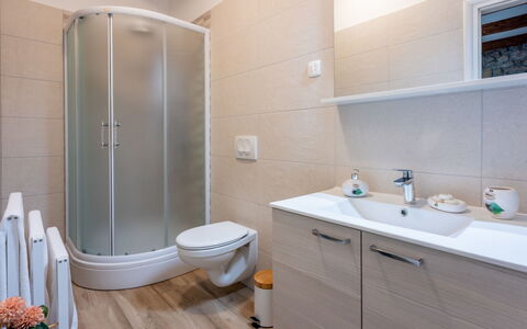 Lukata: Miroir, Luminaire Plomberie, Robinet, Propriété, Armoire De Toilette, Évier, Lavabo, Salle De Bains, Design Intérieur, Bois