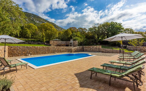 Lukata: Nuage, Ciel, L'Eau, Propriété, Plante, Piscine, Mobilier De Jardin, Arbre, Ombre, Loisir