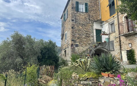 Casa Ferrando: Plante, Ciel, Bâtiment, Nuage, Fenêtre, Végétation, Maison, Arbre, Zone Résidentielle, Paysage Naturel