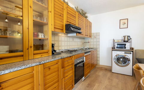 Madesimo 360: Cuisine, Cabinetry, Sol, Comptoir, Meubles, Principaux Appliance, Bois, Design Intérieur, Appareil De Cuisine, Sol