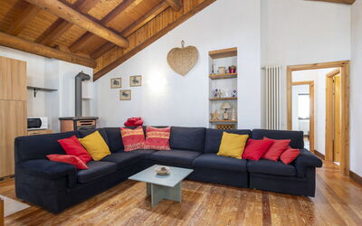Isola di Madesimo Apartments 360.3: Meubles, Design Intérieur, Canapé, Sol, Sol, Bois, Salon, Pièce, Plafond, Appartement