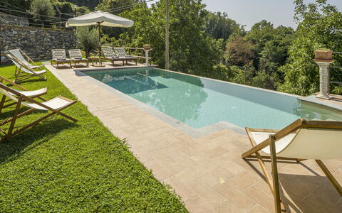 Casa Aurora - Recco, Liguria: L'Eau, Propriété, Plante, Piscine, Arbre, Mobilier De Jardin, Ombre, Ciel, Herbe, Bâtiment