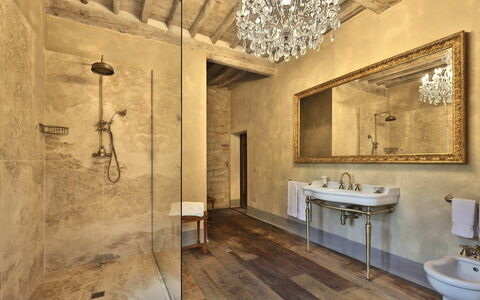 Villa Dell'abate: Miroir, Propriété, Robinet, Luminaire Plomberie, Évier, Salle De Bains, Bois, Éclairage, Bâtiment, Design Intérieur