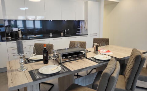 Julia: Table, Cabinetry, Meubles, Bâtiment, Comptoir, Chaise, Cuisine, Électroménager, Design Intérieur, Appareil De Cuisine