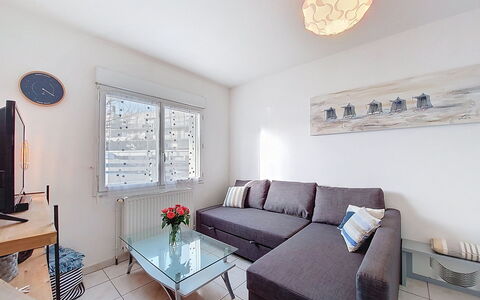 Les Sables: Meubles, Design Intérieur, Canapé, Sol, Salon, Sol, Pièce, Appartement, Plafond, Domicile