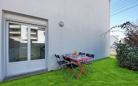 Les Sables: Appartement, Domicile, Balcon, Cour, Mobilier De Jardin, Chaise, Jardin, Ombre, Arrière-Cour, Daylighting