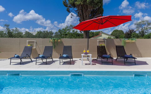 Noce: L'Eau, Ciel, Nuage, Meubles, Propriété, Piscine, Parapluie, Bâtiment, Bleu Azur, Arbre