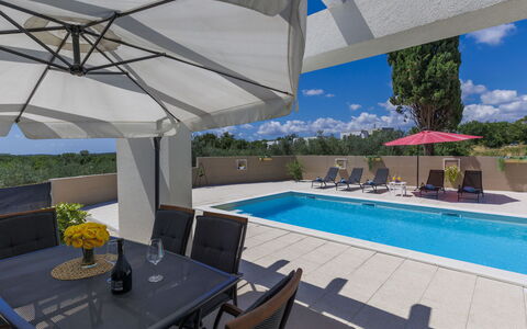 Noce: Table, Meubles, Plante, Propriété, L'Eau, Parapluie, Chaise, Piscine, Ombre, Bleu Azur
